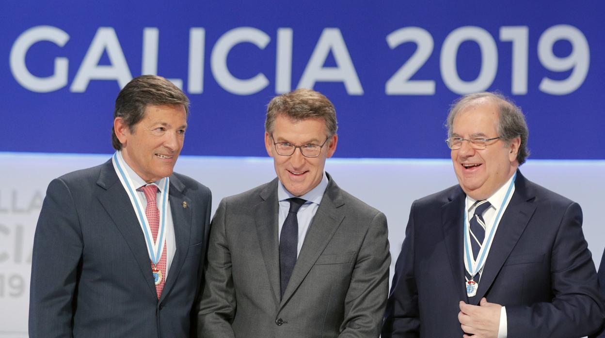 l presidente de la Xunta, Alberto Núñez Feijóo (c), tras entregar a Juan Vicente Herrera (d) y Javier Fernández, expresidentes de Castilla y León y del Principado de Asturias, respectivamente, la Medalla de Galicia, este miércoles en Santiago de Compostela, víspera del Día de Galicia