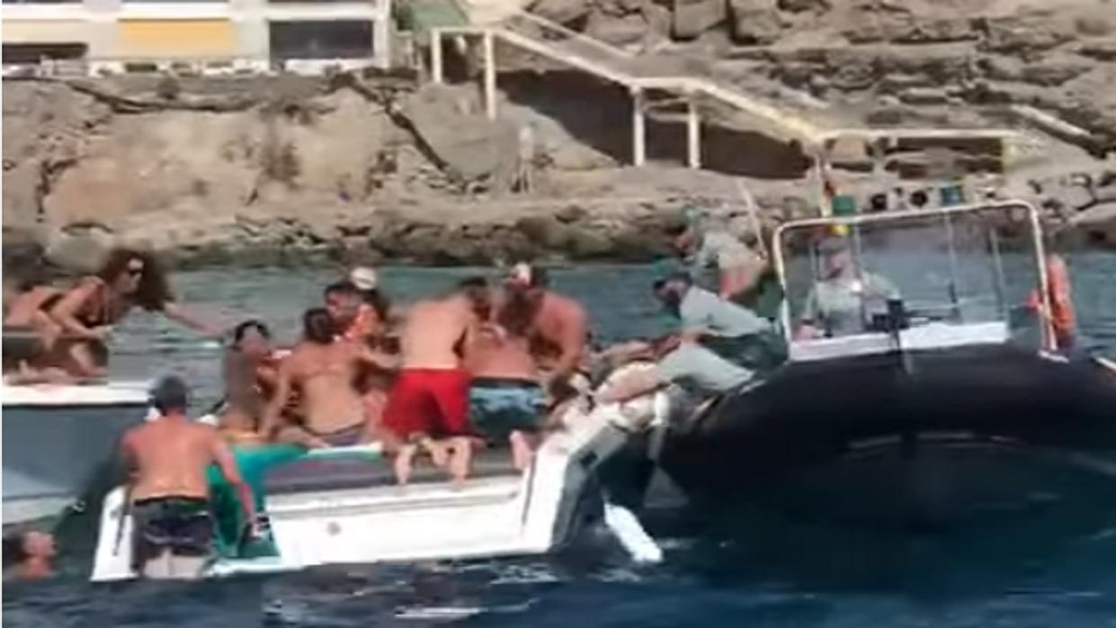 Vídeo: la Guardia Civil en Canarias también tiene que separar peleas marítimas