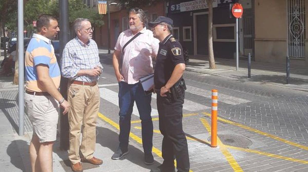 El alcalde de Albal, Ramón Marí, conversando con un agente de la Policía Local