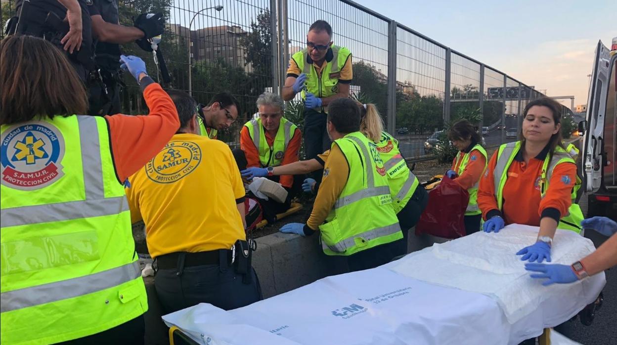 Sanitarios de Emergencias estabilizan al hombre atropellado en la M-30