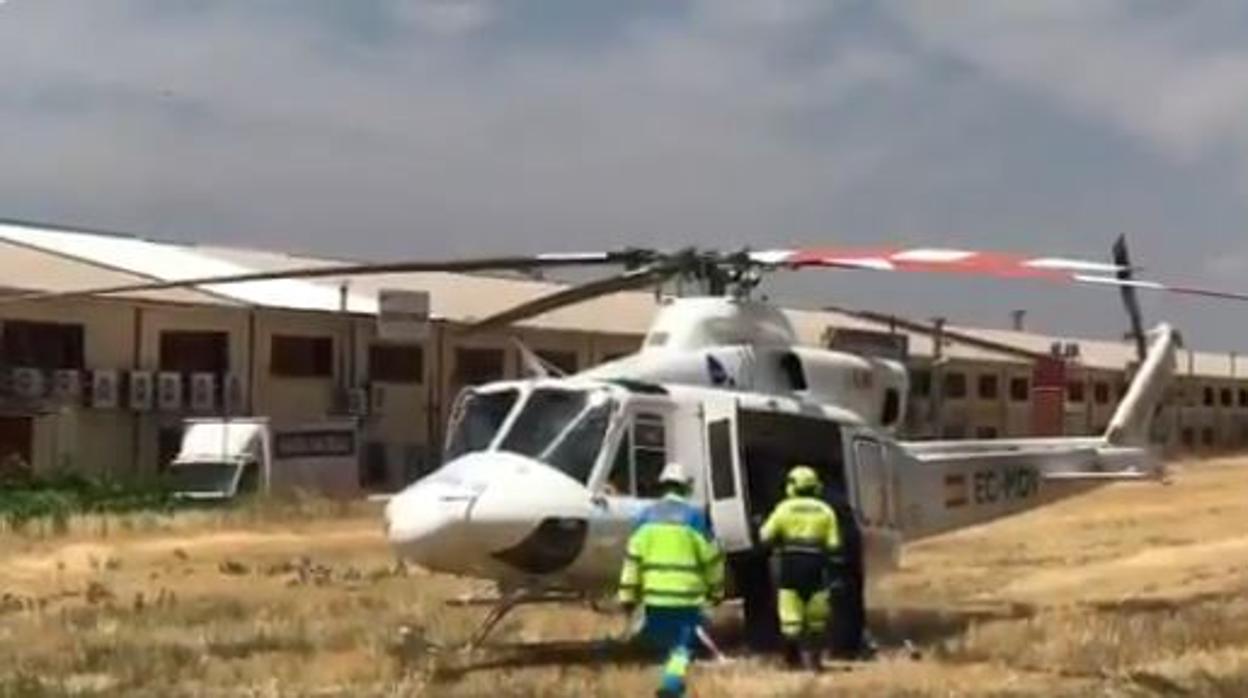 Los equipos sanitarios han trasladado al trabajador al hospital con pronóstico grave