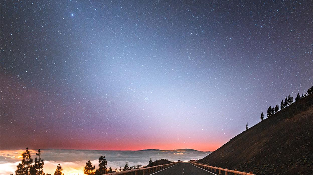 Banda de polvo que refleja el sol del Sistema Solar interior en Tenerife