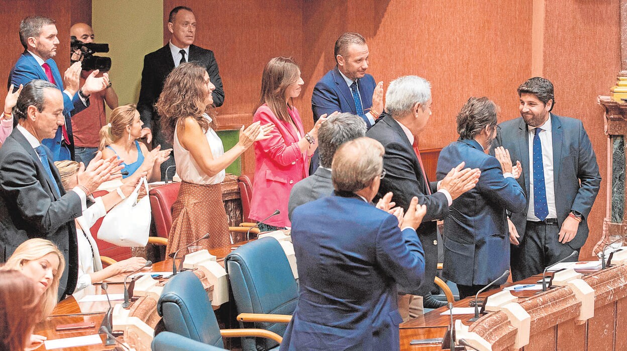 Fernando López Miras, candidato del PP, aplaudido por su grupo en la Asamblea Regional de Murcia