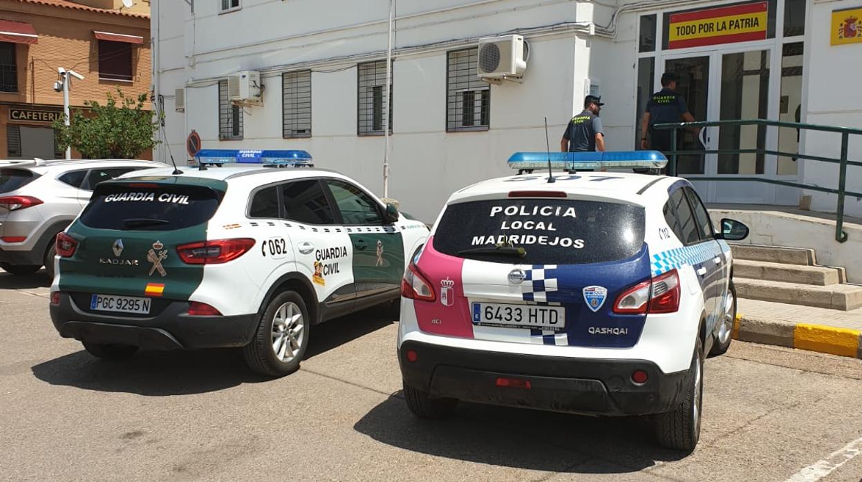 Un coche de la Guardia Civil y otro de la Policía local, este jueves, delante del cuartel del instituto armado en Madridejos