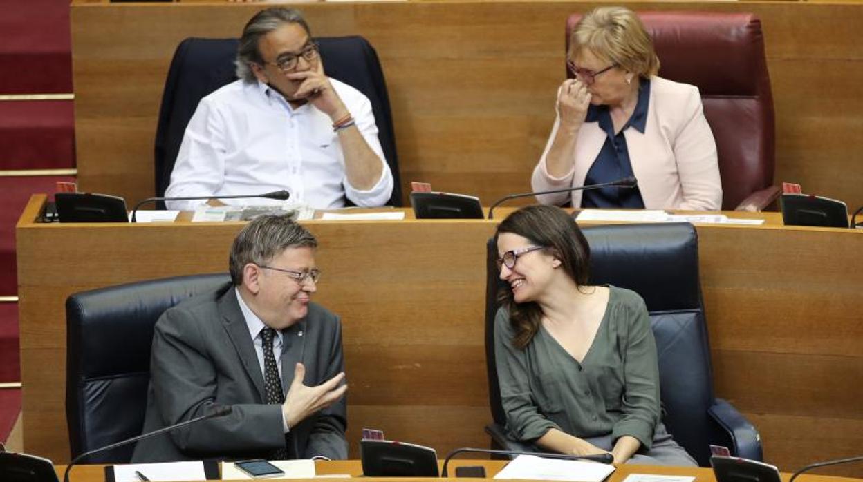Ximo Puig y Mónica Oltra durante un Pleno del Consell