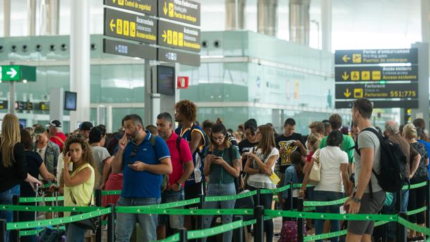 Huelga de Iberia en El Prat: Dictan servicios mínimos del 100% en los vuelos domésticos no peninsulares