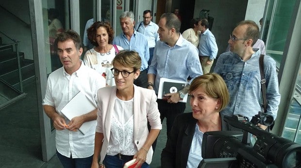 Los socialistas alcanzan un acuerdo con nacionalistas y podemitas para repartirse el Gobierno de Navarra