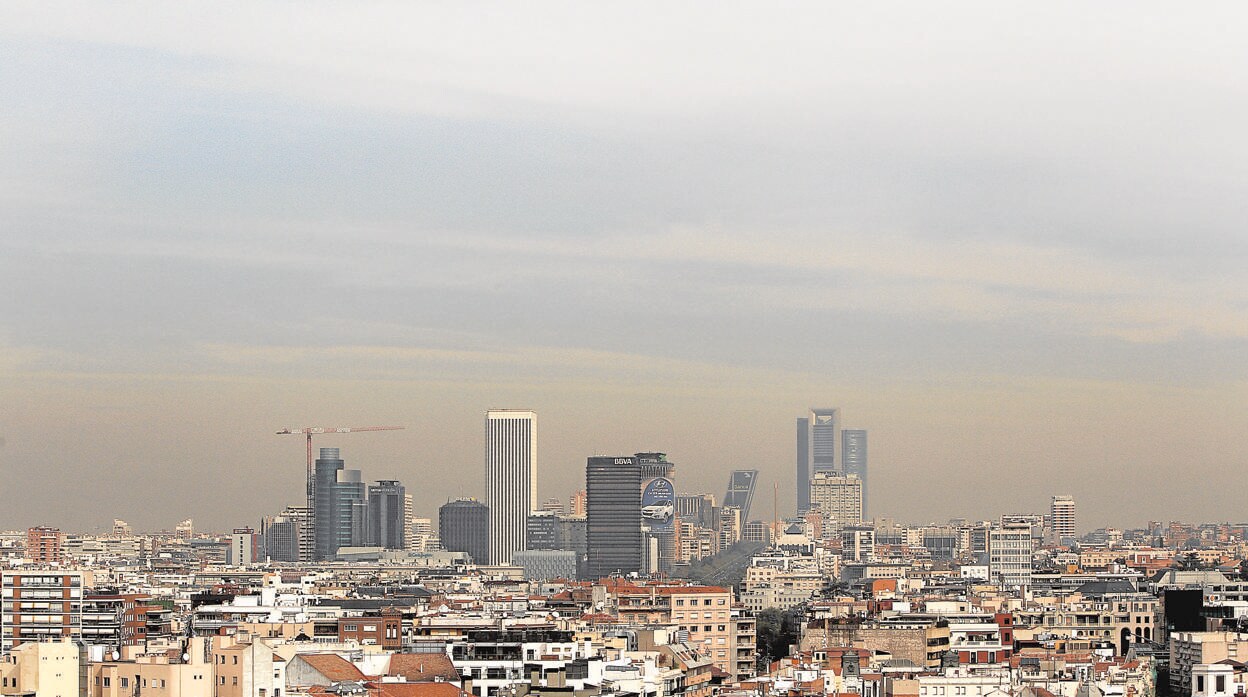 Nube de contaminación sobre los tejados de Madrid