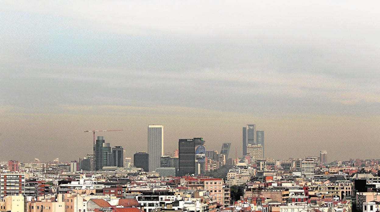 Nube de contaminación sobre los tejados de Madrid