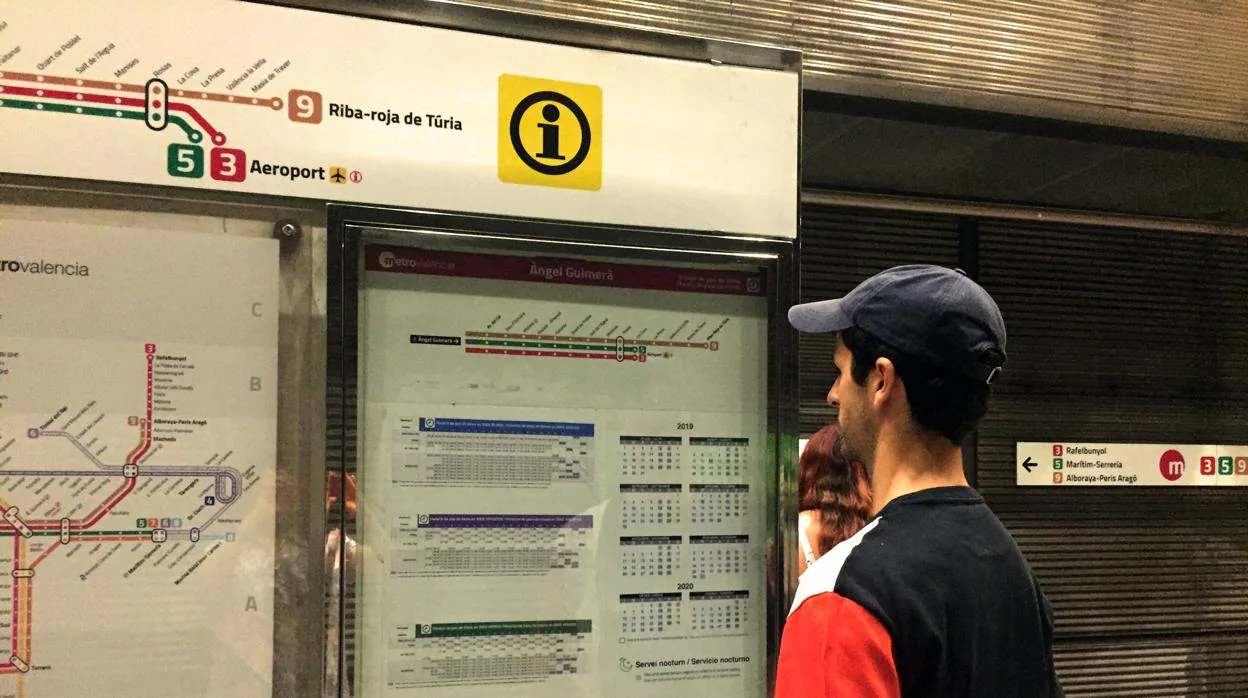Imagen de un viajero mirando el nuevo panel de información de Metrovalencia