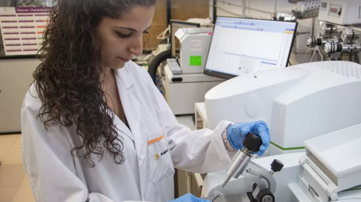 Una científica que trabaja en el instituto Aimplas de Valencia