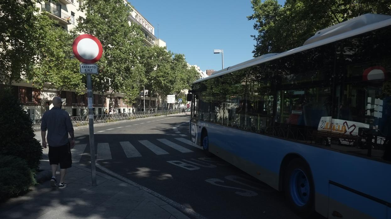 Un autobús de la EMT circula por el centro de Madrid