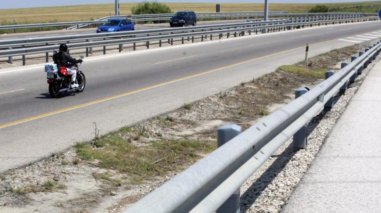 Un motorista circulando por una autovía