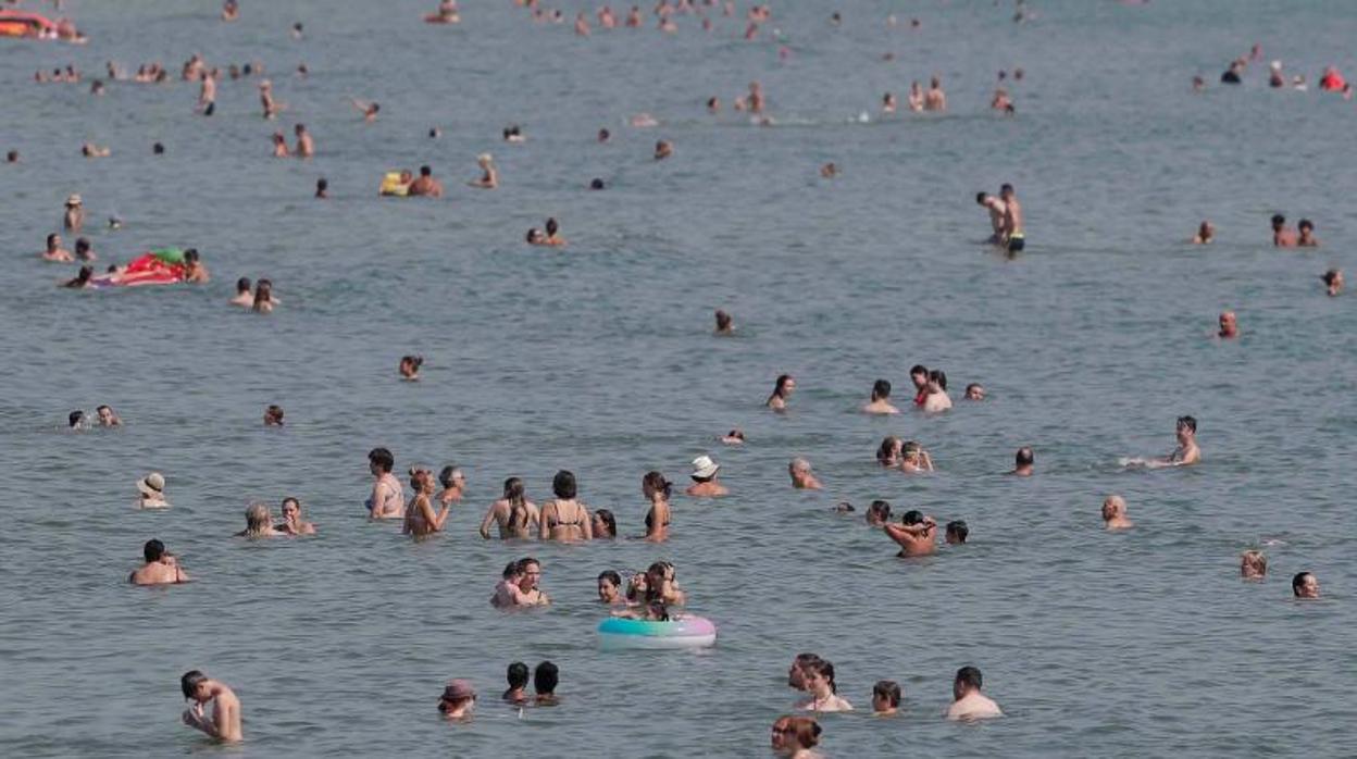 Bañistas en la playa de la Malvarrossa de Valencia, esta semana