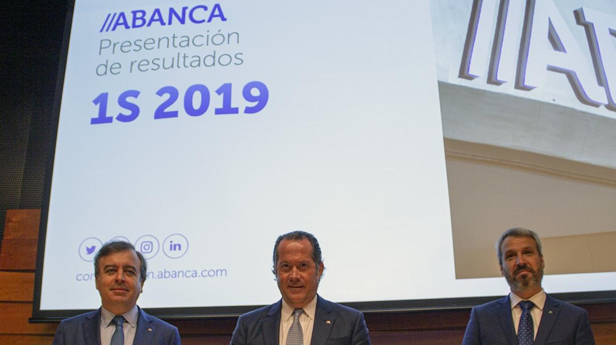 De izquierda a derecha, Botas, Escotet y Alberto de Francisco, durante la presentación de resultados