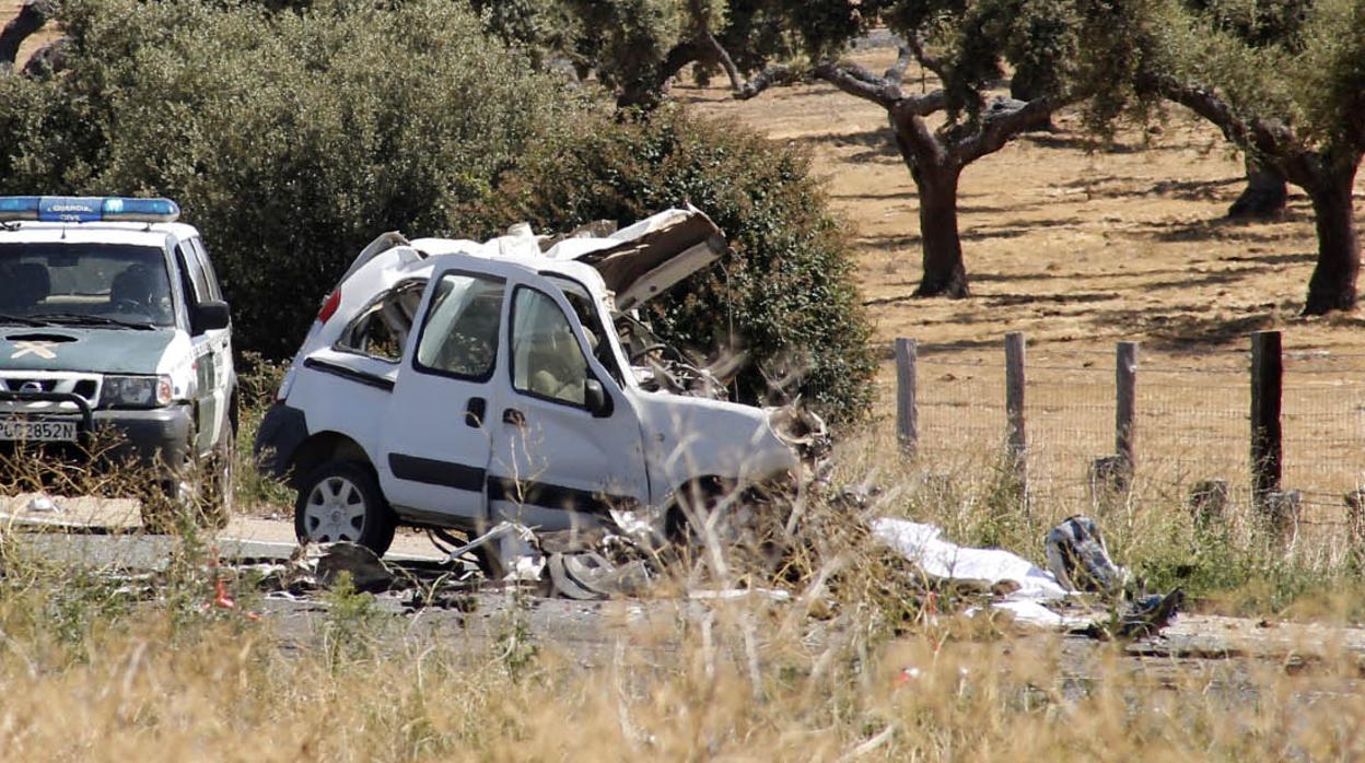 Imagen de la furgoneta siniestrada después de la brutal colisión