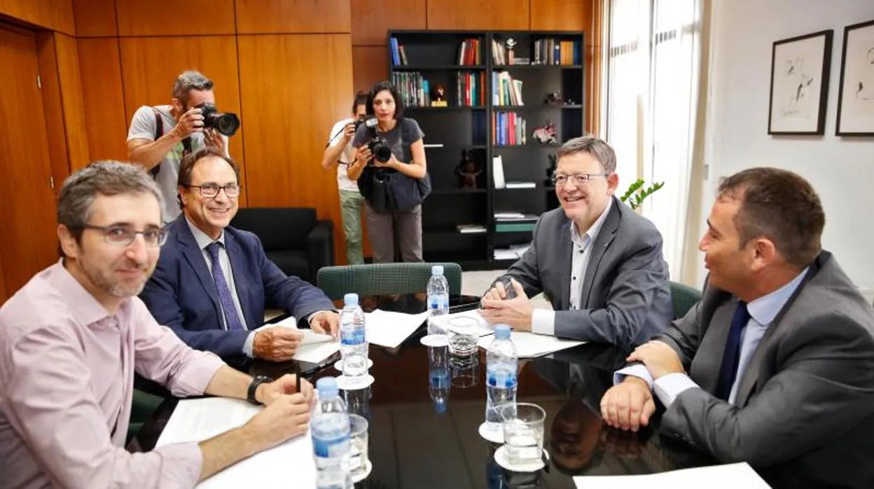 Ximo Puig en una reunión con Manuel Illueca (derecha) y el actual conseller de Hacienda, Vicent Soler