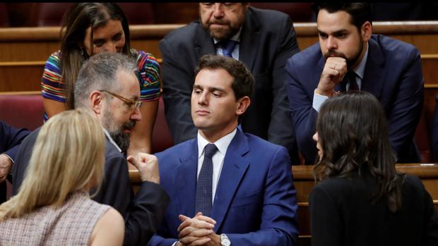 Rivera se blinda en Ciudadanos por la presión para que permita la investidura de Pedro Sánchez