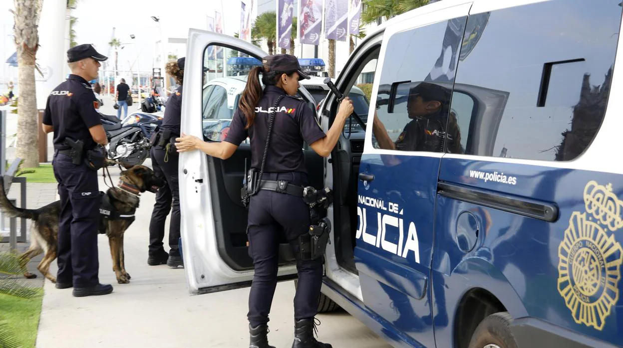 Imagen de archivo de tres agentes de la Policía Nacional en Alicante