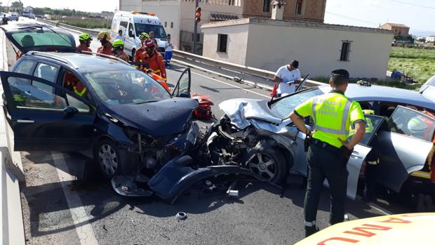 Dos conductoras quedan atrapadas en sus coches tras una colisión frontal con niñas a bordo