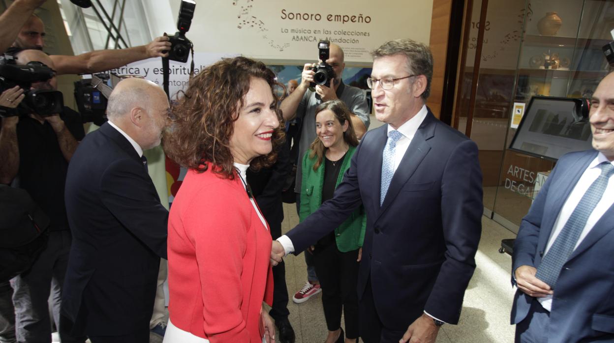 María Jesús Montero y Alberto Núñez Feijóo, ayer en La Coruña