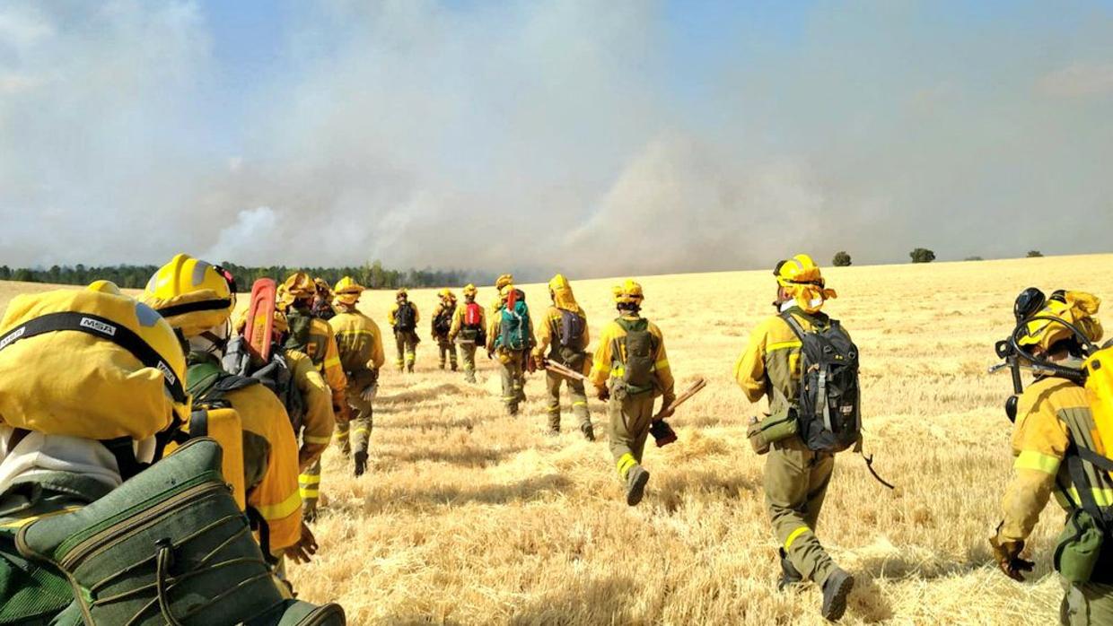 A última hora de la tarde estaban trabajando en apagar el fuego 70 medios