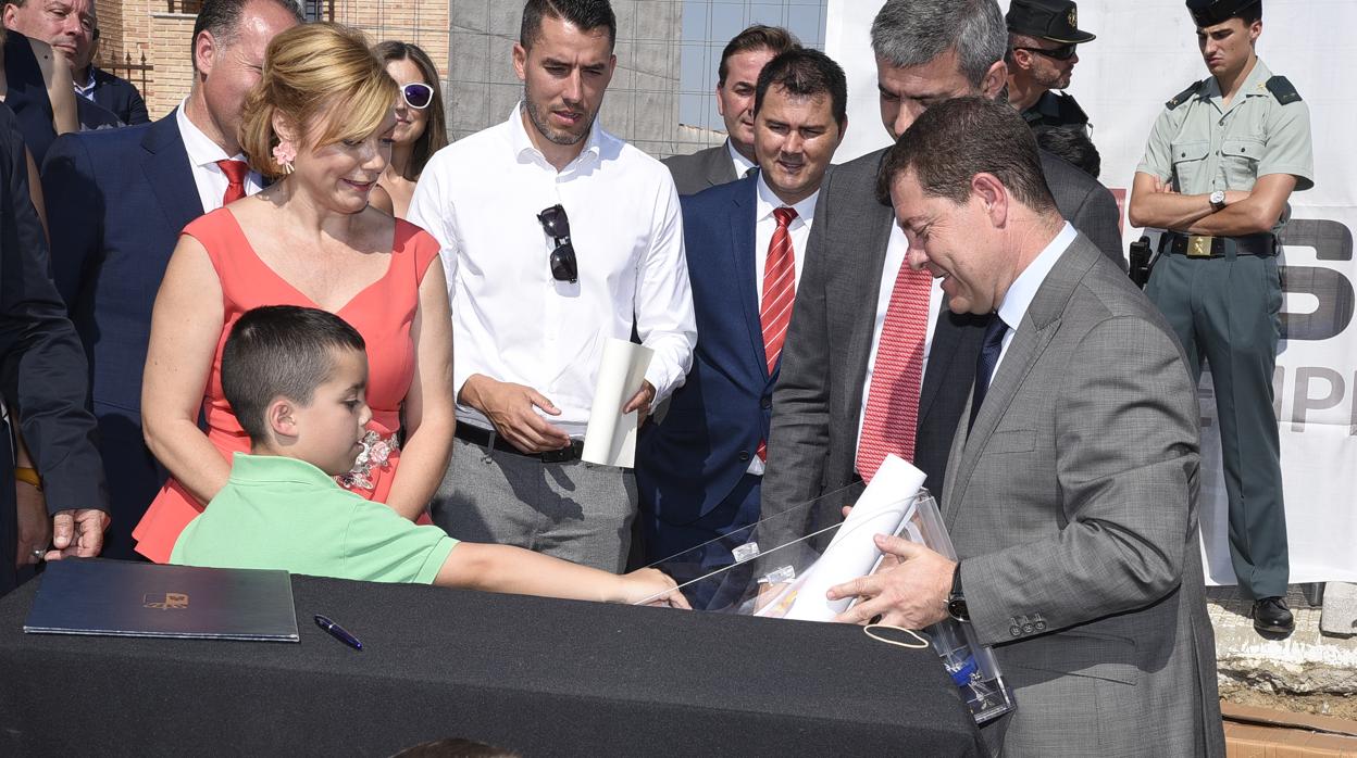 García-Page, durante el acto de la primera piedra del instituto de Yuncos en julio de 2018