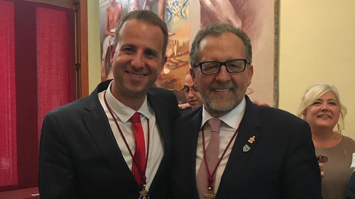 Manel Martínez con el presidente de la Diputación de Castellón, José Martí, en una foto difundida en sus redes sociales durante el pleno de investidura