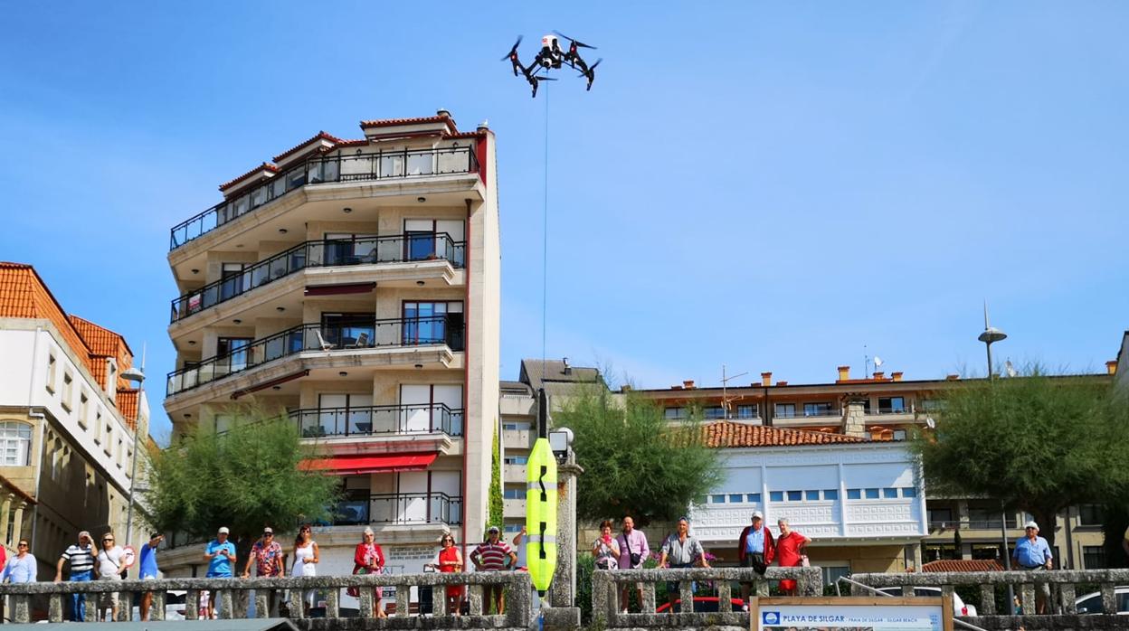 Un dron traslada un salvavidas en la playa de Silgar (Sanxenxo)