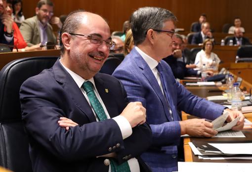 El socialista Javier Lambán reacciona con una sonrisa a una de las intervenciones del líder regional del PP en las Cortes de Aragón