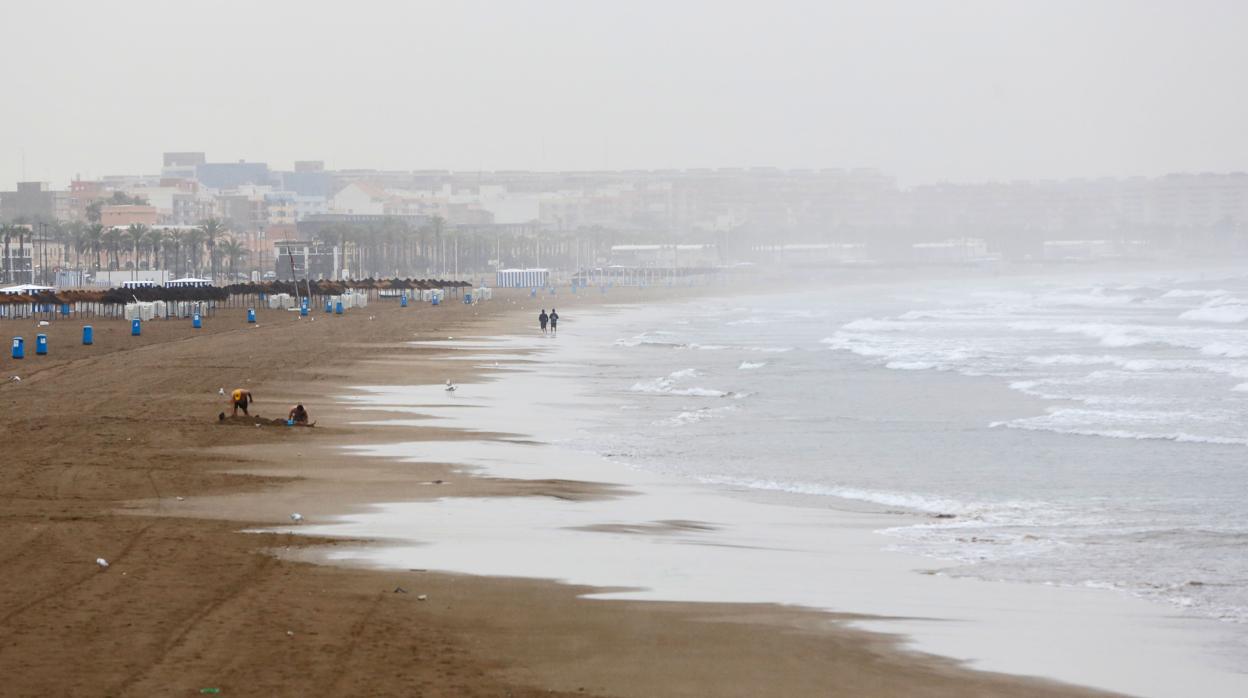 Imagen de archivo de la playa de la Malvarrosa un día lluvioso