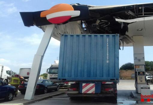 Fotos: El despiste de un camionero acaba con la grúa de su vehículo encastada en una gasolinera