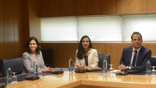 Cs hará presidenta a Ayuso después de que Vox renuncie a derogar las leyes LGTBI