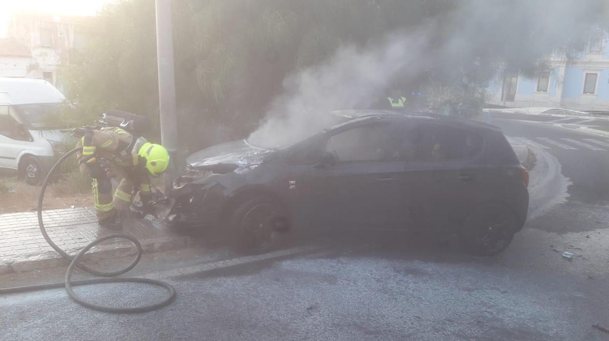 Imagen de los bomberos interviniendo en el lugar del accidente