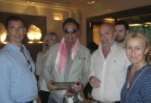 El alcalde Peralejos de las Truchas entrega la distinción a Bruce Springsteen