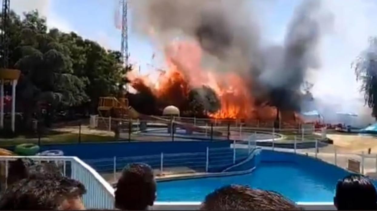 Fuego en las inmediaciones del «Playa Park« de Ciudad Real