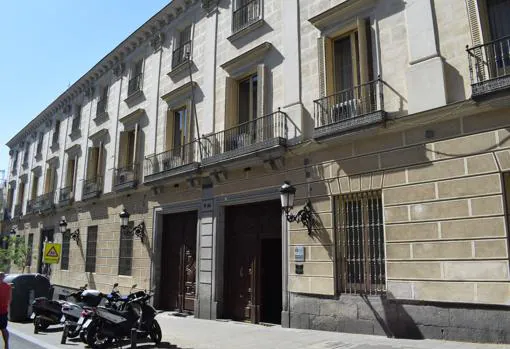 Fachada exterior del palacio en la calle Santa Isabel