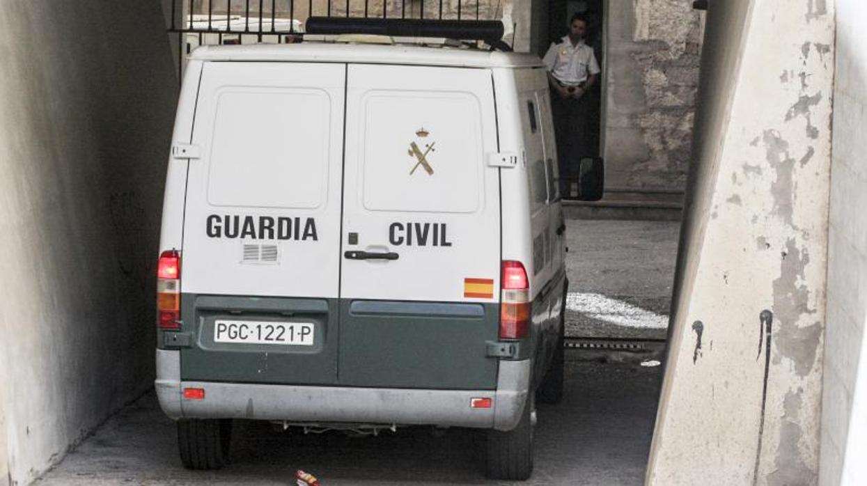 Un vehículo de la Guardia Civil