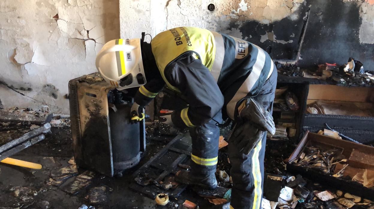 Un Bombero trabaja en el interior de la vivienda afectada por las llamas