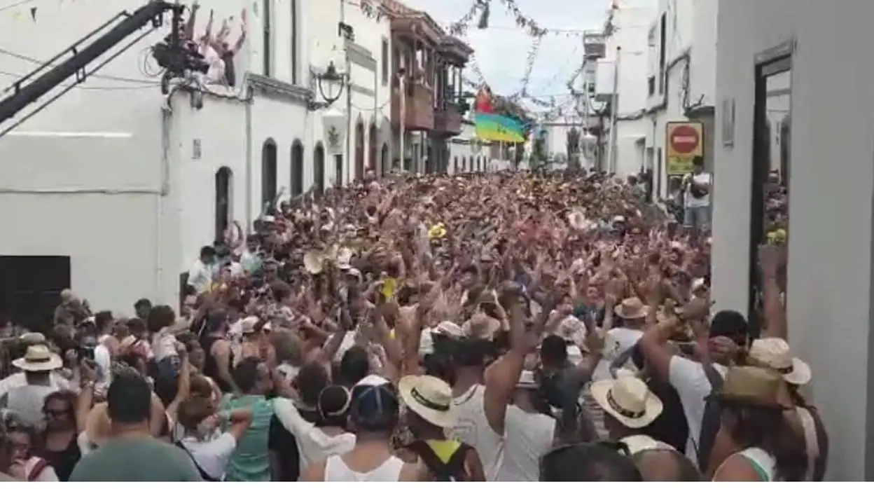 Vídeo: la fiesta con más calor de Canarias