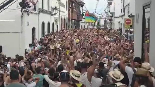 Vídeo: la fiesta con más calor de Canarias