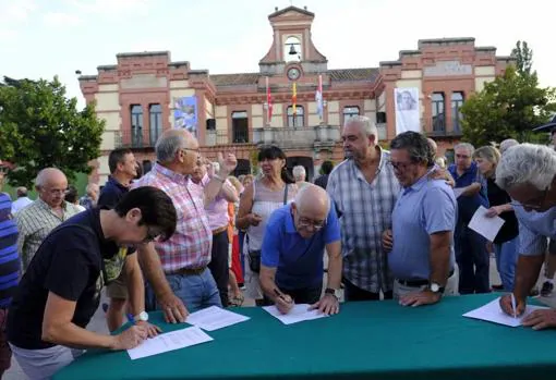 Vecinos de Rascafría, el pasado viernes, firmando el manifiesto en el que piden a Cultura que reconvierta el hotel en un parador