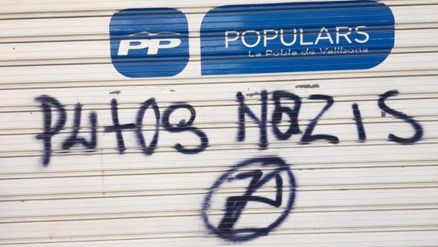 Pintadas con la esvástica y «Putos nazis» en la sede del PP en La Pobla de Vallbona