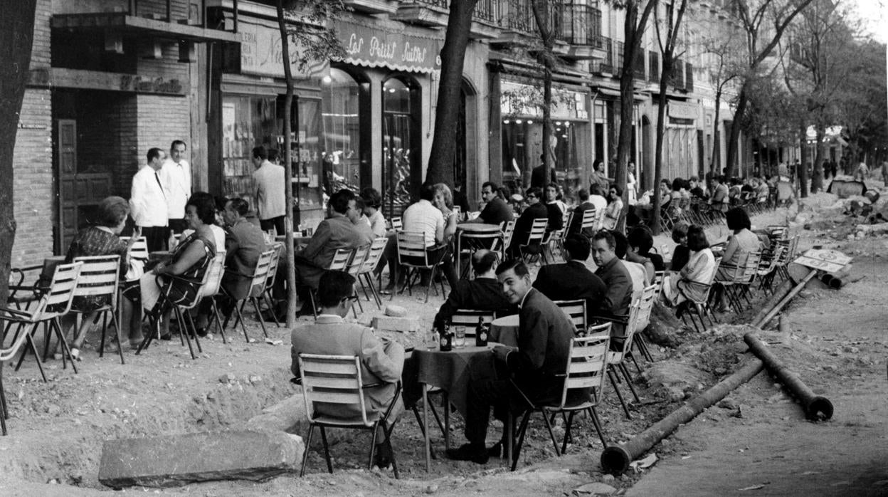 Terraza repleta de obras en la calle de Serrano, en 1965, a pesar de las obras en la acera