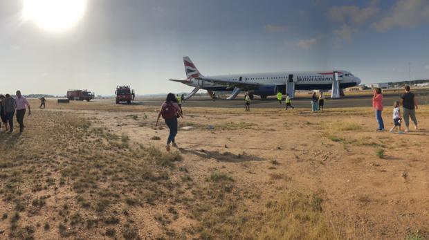 Evacuado un avión en Valencia al aterrizar con fuego en un motor