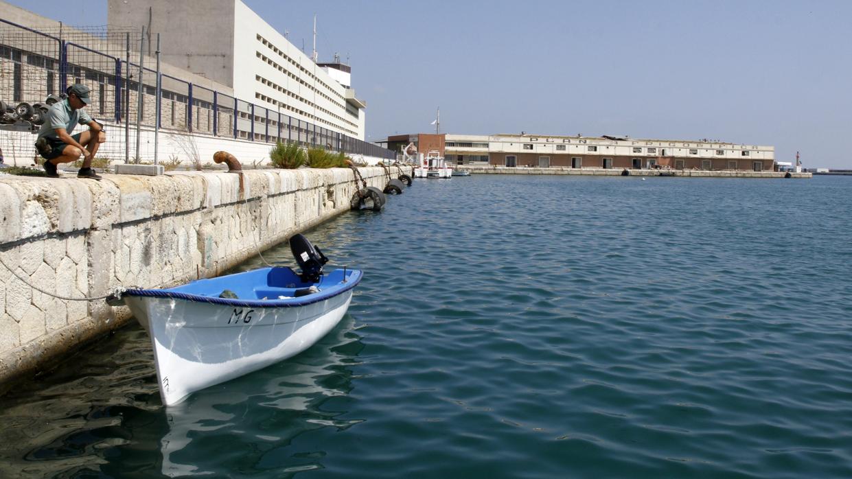 Imagen de archivo de una patera en aguas de Alicante