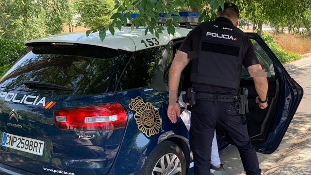 Un hombre agrede sexualmente a una joven en medio de la calle en Valencia