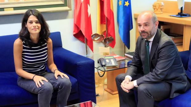 Isa Serra reitera su rechazo a las «tres derechas de PP, Cs y Vox» y tilda el pacto de «paripé»