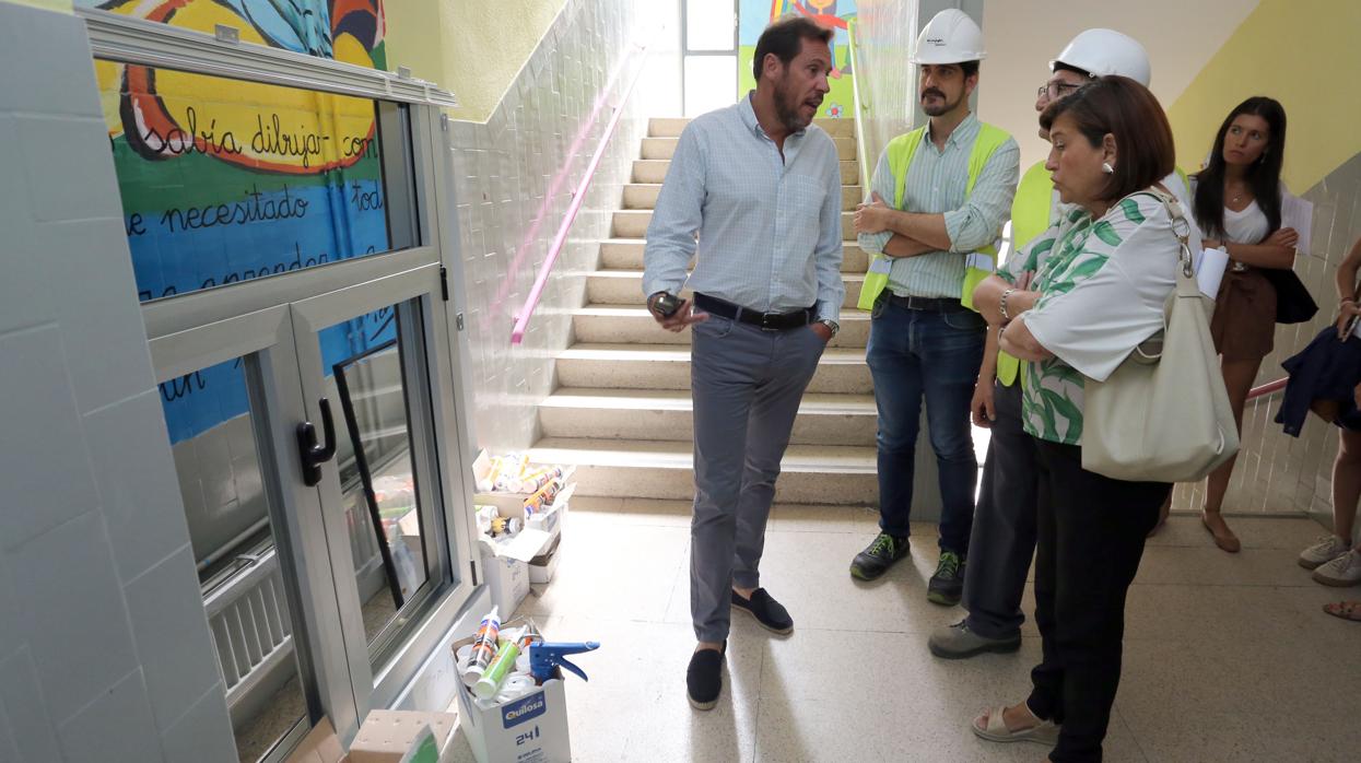 El alcalde de Valladolid, Óscar Puente, durante la visita a las obras de un colegio en la ciudad