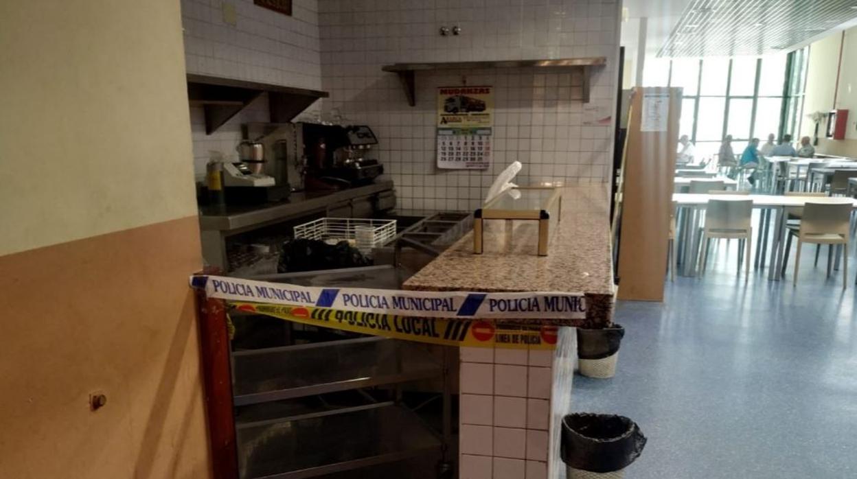 Cordones policiales en el comedor del centro Salavador Allende, en Alcorcón